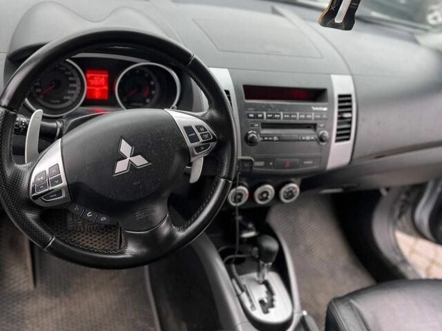 Серый Мицубиси Аутлендер, объемом двигателя 2.4 л и пробегом 285 тыс. км за 8500 $, фото 5 на Automoto.ua