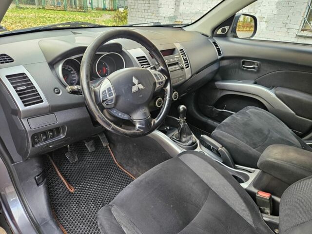 Серый Мицубиси Аутлендер, объемом двигателя 2 л и пробегом 400 тыс. км за 4700 $, фото 7 на Automoto.ua