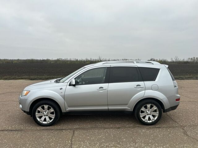 Серый Мицубиси Аутлендер, объемом двигателя 2 л и пробегом 200 тыс. км за 8300 $, фото 3 на Automoto.ua