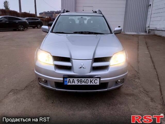 Серый Мицубиси Аутлендер, объемом двигателя 2 л и пробегом 198 тыс. км за 7700 $, фото 2 на Automoto.ua