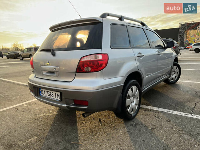 Серый Мицубиси Аутлендер, объемом двигателя 2 л и пробегом 138 тыс. км за 7000 $, фото 6 на Automoto.ua