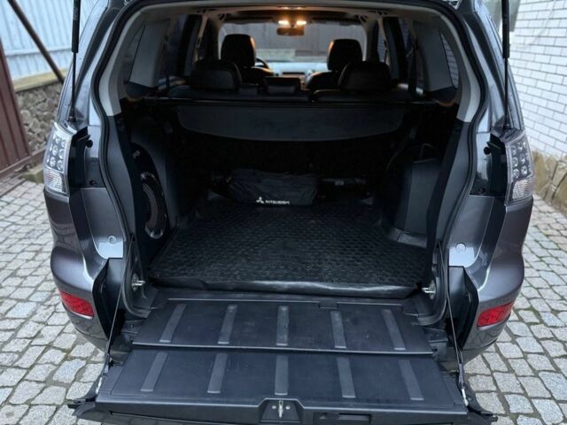 Серый Мицубиси Аутлендер, объемом двигателя 3 л и пробегом 132 тыс. км за 9600 $, фото 6 на Automoto.ua