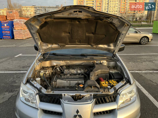 Серый Мицубиси Аутлендер, объемом двигателя 2 л и пробегом 138 тыс. км за 7000 $, фото 26 на Automoto.ua