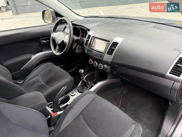 Серый Мицубиси Аутлендер, объемом двигателя 2.2 л и пробегом 162 тыс. км за 10000 $, фото 37 на Automoto.ua