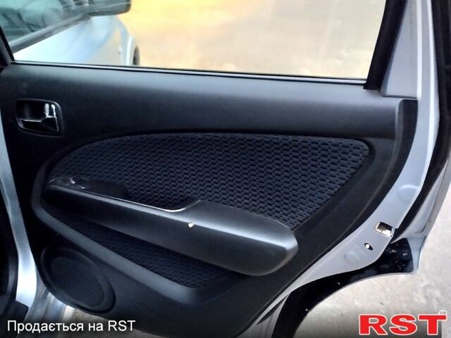 Серый Мицубиси Аутлендер, объемом двигателя 2 л и пробегом 198 тыс. км за 7400 $, фото 12 на Automoto.ua