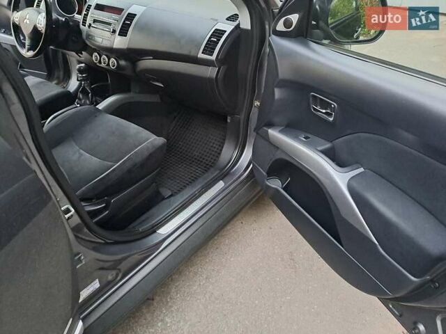 Серый Мицубиси Аутлендер, объемом двигателя 2 л и пробегом 275 тыс. км за 8000 $, фото 23 на Automoto.ua