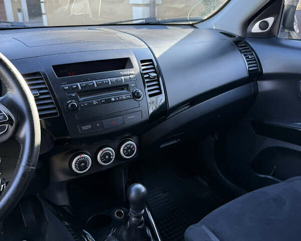 Серый Мицубиси Аутлендер, объемом двигателя 2 л и пробегом 268 тыс. км за 8950 $, фото 18 на Automoto.ua