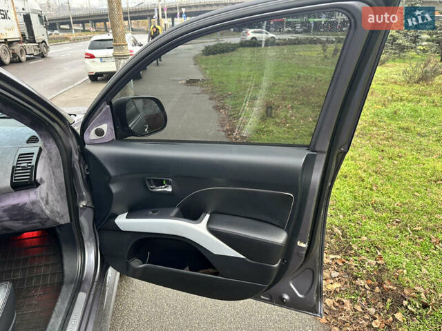 Серый Мицубиси Аутлендер, объемом двигателя 3 л и пробегом 279 тыс. км за 11300 $, фото 17 на Automoto.ua