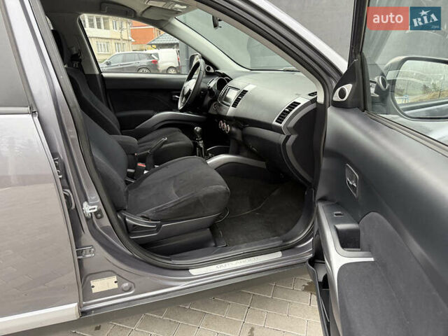 Серый Мицубиси Аутлендер, объемом двигателя 2.2 л и пробегом 162 тыс. км за 10000 $, фото 35 на Automoto.ua