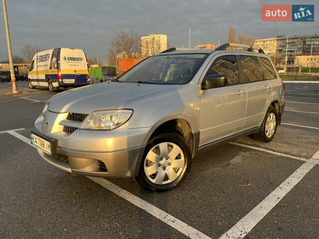 Серый Мицубиси Аутлендер, объемом двигателя 2 л и пробегом 138 тыс. км за 7000 $, фото 2 на Automoto.ua