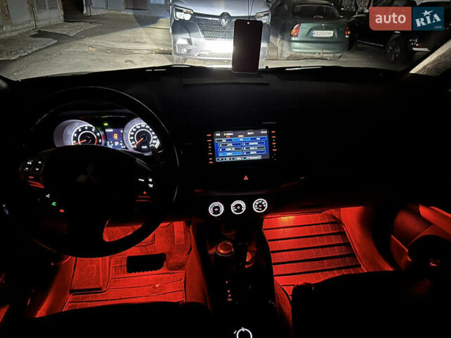 Серый Мицубиси Аутлендер, объемом двигателя 3 л и пробегом 279 тыс. км за 11300 $, фото 21 на Automoto.ua