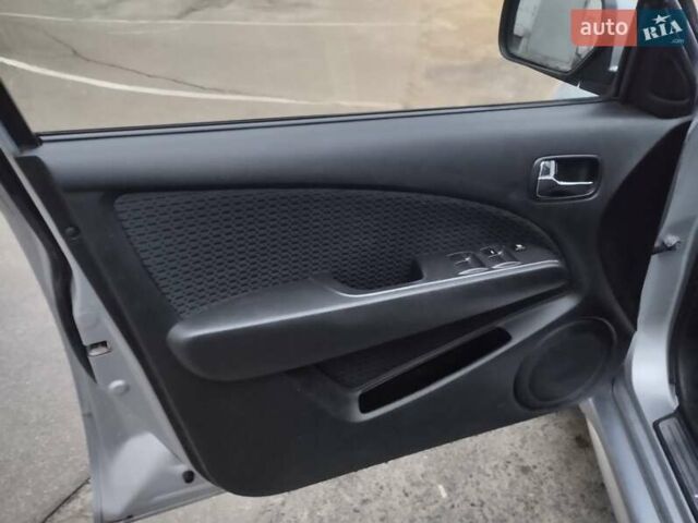 Сірий Міцубісі Аутлендер, об'ємом двигуна 2 л та пробігом 199 тис. км за 7600 $, фото 16 на Automoto.ua