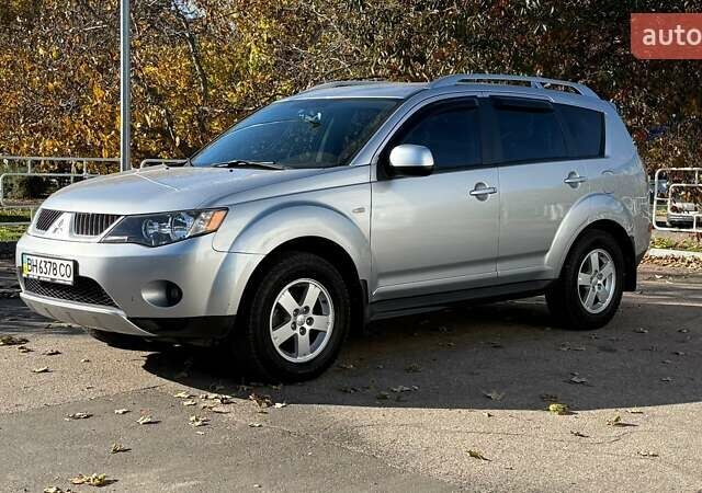 Серый Мицубиси Аутлендер, объемом двигателя 2.36 л и пробегом 45 тыс. км за 9500 $, фото 3 на Automoto.ua