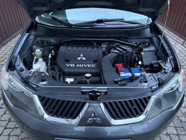 Серый Мицубиси Аутлендер, объемом двигателя 3 л и пробегом 132 тыс. км за 9600 $, фото 7 на Automoto.ua