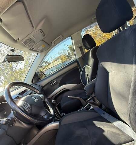 Серый Мицубиси Аутлендер, объемом двигателя 2.36 л и пробегом 45 тыс. км за 9500 $, фото 2 на Automoto.ua