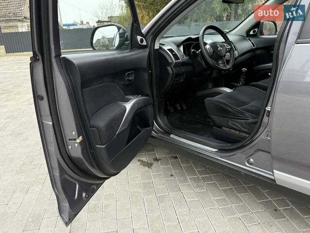 Серый Мицубиси Аутлендер, объемом двигателя 2.2 л и пробегом 162 тыс. км за 10000 $, фото 28 на Automoto.ua