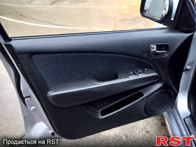 Серый Мицубиси Аутлендер, объемом двигателя 2 л и пробегом 198 тыс. км за 7400 $, фото 7 на Automoto.ua