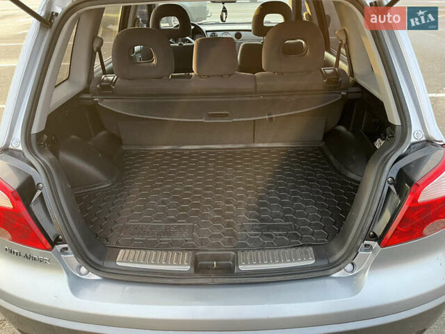 Серый Мицубиси Аутлендер, объемом двигателя 2 л и пробегом 138 тыс. км за 7000 $, фото 11 на Automoto.ua