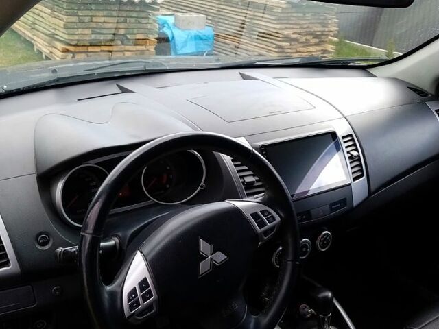 Серый Мицубиси Аутлендер, объемом двигателя 2.4 л и пробегом 307 тыс. км за 9200 $, фото 3 на Automoto.ua