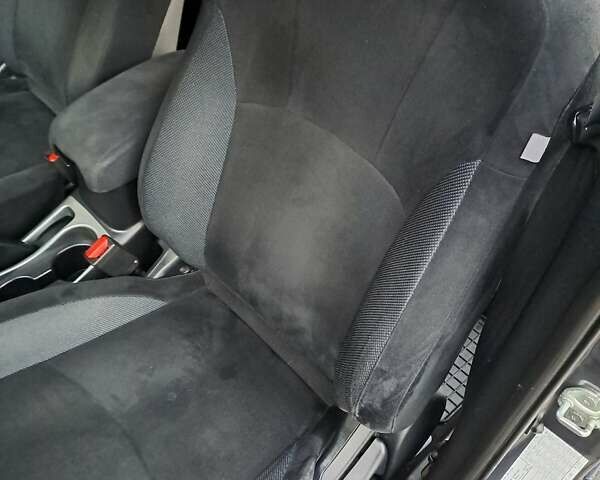 Серый Мицубиси Аутлендер, объемом двигателя 2 л и пробегом 275 тыс. км за 8000 $, фото 18 на Automoto.ua