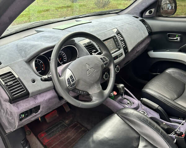 Серый Мицубиси Аутлендер, объемом двигателя 3 л и пробегом 279 тыс. км за 11300 $, фото 31 на Automoto.ua