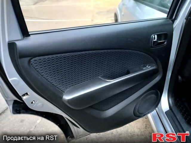 Серый Мицубиси Аутлендер, объемом двигателя 2 л и пробегом 198 тыс. км за 7700 $, фото 8 на Automoto.ua