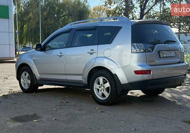 Серый Мицубиси Аутлендер, объемом двигателя 2.36 л и пробегом 45 тыс. км за 9500 $, фото 1 на Automoto.ua