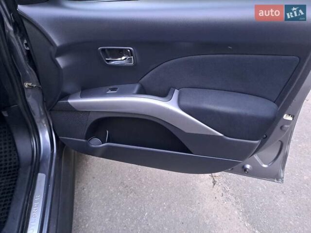 Серый Мицубиси Аутлендер, объемом двигателя 2 л и пробегом 275 тыс. км за 8000 $, фото 22 на Automoto.ua