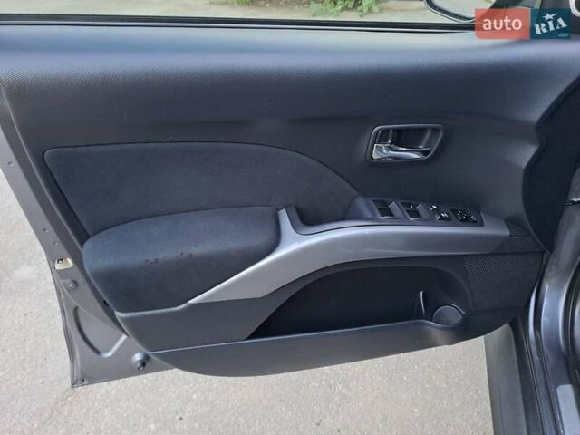 Серый Мицубиси Аутлендер, объемом двигателя 2 л и пробегом 275 тыс. км за 8000 $, фото 12 на Automoto.ua