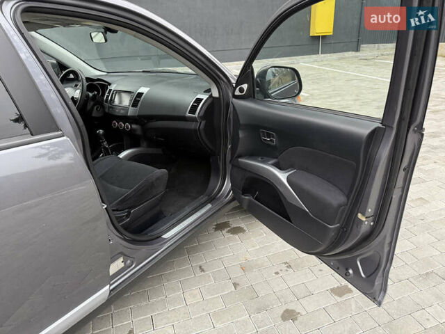 Серый Мицубиси Аутлендер, объемом двигателя 2.2 л и пробегом 162 тыс. км за 10000 $, фото 34 на Automoto.ua