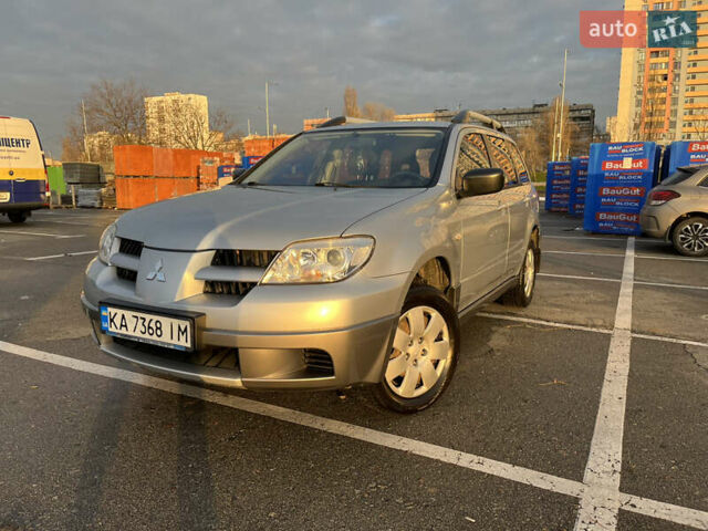 Серый Мицубиси Аутлендер, объемом двигателя 2 л и пробегом 138 тыс. км за 7000 $, фото 1 на Automoto.ua