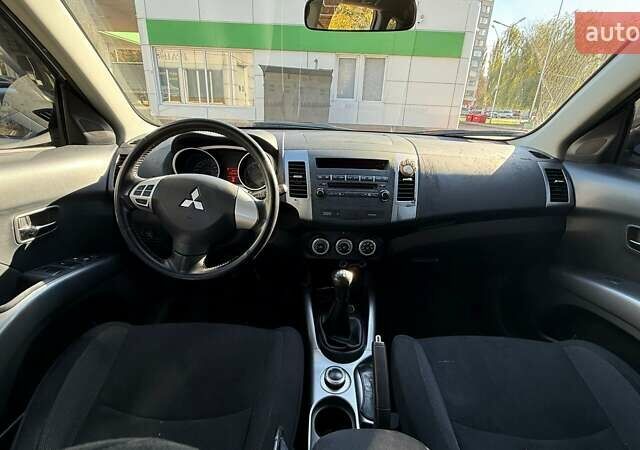 Серый Мицубиси Аутлендер, объемом двигателя 2.36 л и пробегом 45 тыс. км за 9500 $, фото 5 на Automoto.ua