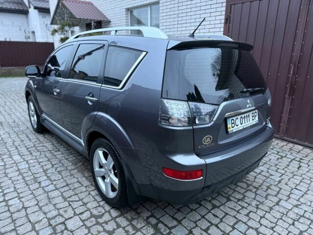 Серый Мицубиси Аутлендер, объемом двигателя 3 л и пробегом 132 тыс. км за 9600 $, фото 2 на Automoto.ua