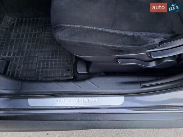 Серый Мицубиси Аутлендер, объемом двигателя 2 л и пробегом 275 тыс. км за 8000 $, фото 15 на Automoto.ua