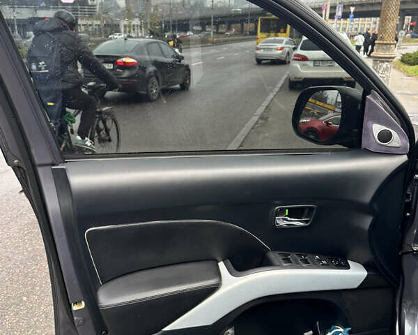 Серый Мицубиси Аутлендер, объемом двигателя 3 л и пробегом 279 тыс. км за 11300 $, фото 30 на Automoto.ua