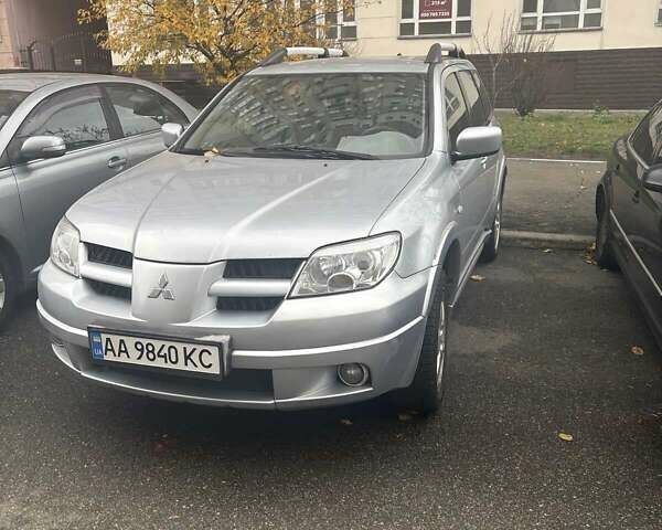 Сірий Міцубісі Аутлендер, об'ємом двигуна 2 л та пробігом 199 тис. км за 7600 $, фото 4 на Automoto.ua