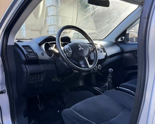 Серый Мицубиси Аутлендер, объемом двигателя 2 л и пробегом 268 тыс. км за 8950 $, фото 15 на Automoto.ua