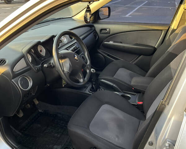 Серый Мицубиси Аутлендер, объемом двигателя 2 л и пробегом 138 тыс. км за 7000 $, фото 16 на Automoto.ua