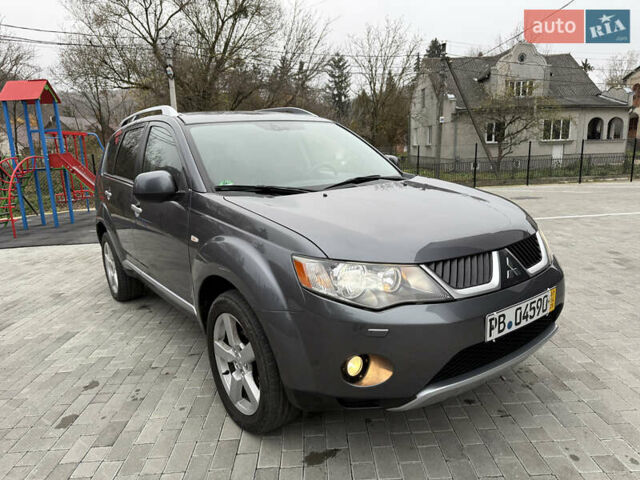 Серый Мицубиси Аутлендер, объемом двигателя 2.2 л и пробегом 162 тыс. км за 10000 $, фото 1 на Automoto.ua