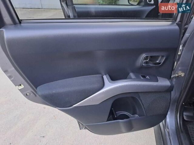 Серый Мицубиси Аутлендер, объемом двигателя 2 л и пробегом 275 тыс. км за 8000 $, фото 17 на Automoto.ua