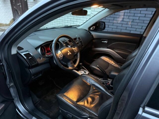 Серый Мицубиси Аутлендер, объемом двигателя 3 л и пробегом 132 тыс. км за 9600 $, фото 4 на Automoto.ua