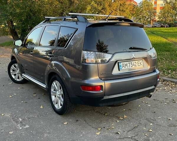 Серый Мицубиси Аутлендер, объемом двигателя 2.4 л и пробегом 321 тыс. км за 9000 $, фото 1 на Automoto.ua