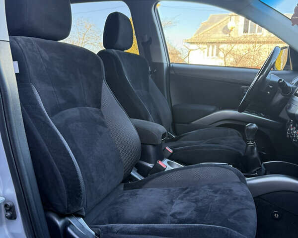 Серый Мицубиси Аутлендер, объемом двигателя 2.4 л и пробегом 218 тыс. км за 9950 $, фото 22 на Automoto.ua