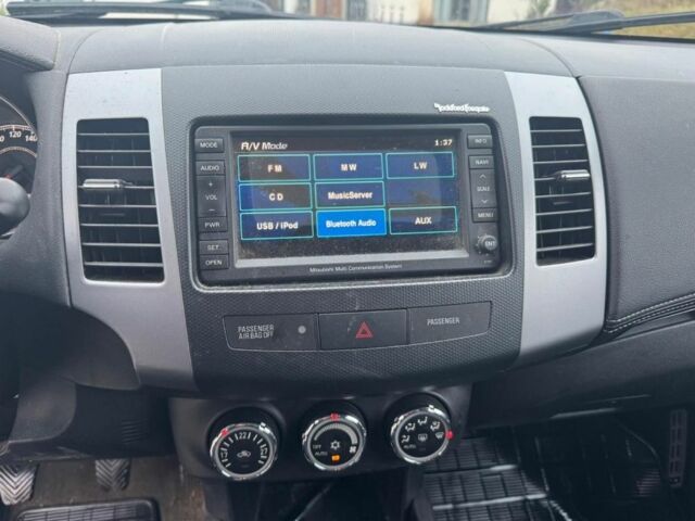 Серый Мицубиси Аутлендер, объемом двигателя 0 л и пробегом 260 тыс. км за 6000 $, фото 5 на Automoto.ua