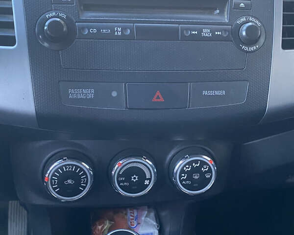 Серый Мицубиси Аутлендер, объемом двигателя 2 л и пробегом 286 тыс. км за 10300 $, фото 15 на Automoto.ua