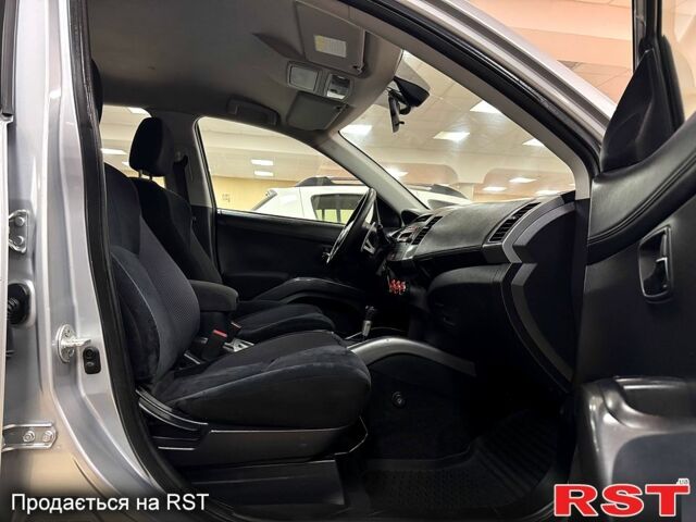 Серый Мицубиси Аутлендер, объемом двигателя 2.4 л и пробегом 182 тыс. км за 10800 $, фото 7 на Automoto.ua