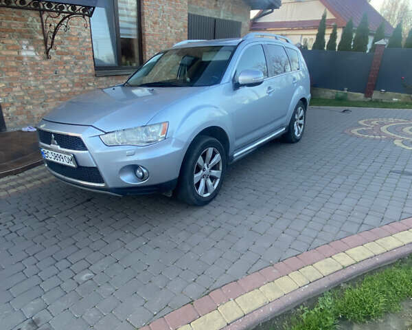 Серый Мицубиси Аутлендер, объемом двигателя 2 л и пробегом 286 тыс. км за 10300 $, фото 2 на Automoto.ua