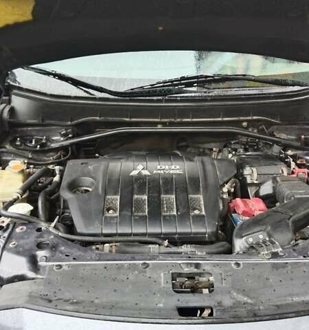 Серый Мицубиси Аутлендер, объемом двигателя 2.3 л и пробегом 294 тыс. км за 9600 $, фото 1 на Automoto.ua