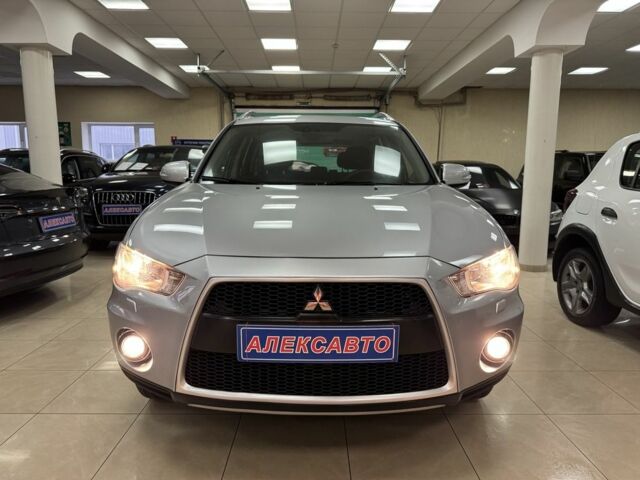 Серый Мицубиси Аутлендер, объемом двигателя 2.4 л и пробегом 182 тыс. км за 10800 $, фото 1 на Automoto.ua