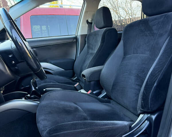 Серый Мицубиси Аутлендер, объемом двигателя 2.4 л и пробегом 218 тыс. км за 9950 $, фото 2 на Automoto.ua